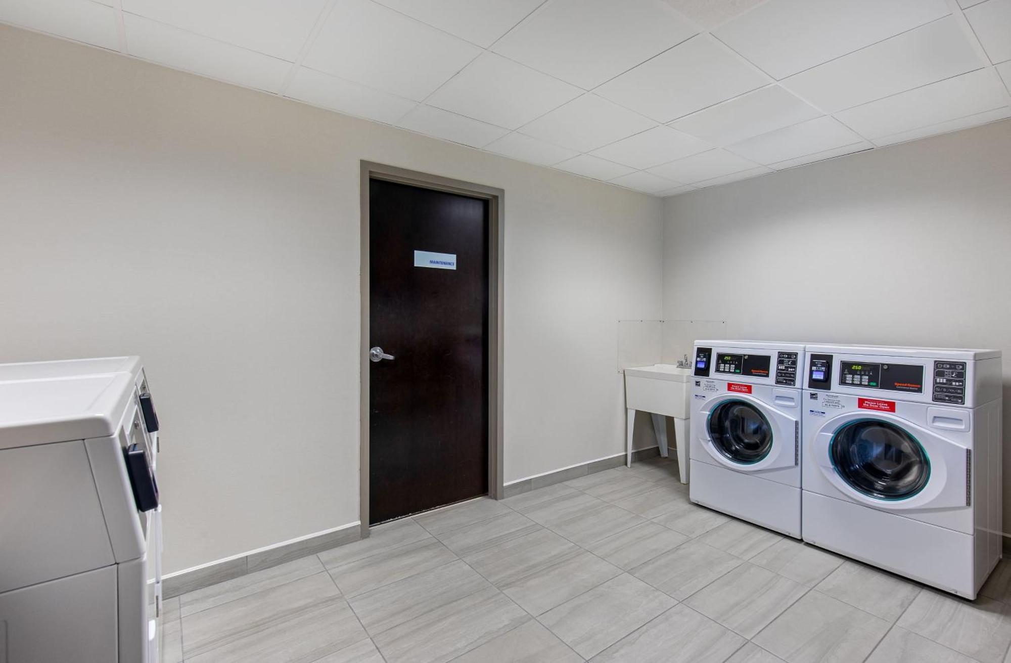 Holiday Inn Express & Suites - Cleveland Northwest By Ihg Zewnętrze zdjęcie