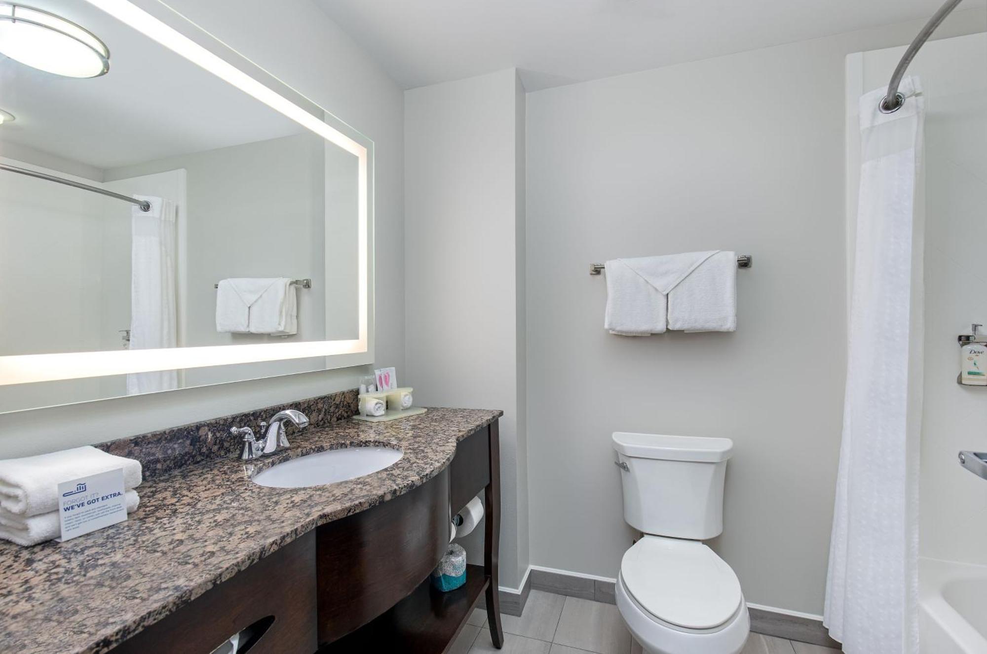 Holiday Inn Express & Suites - Cleveland Northwest By Ihg Zewnętrze zdjęcie