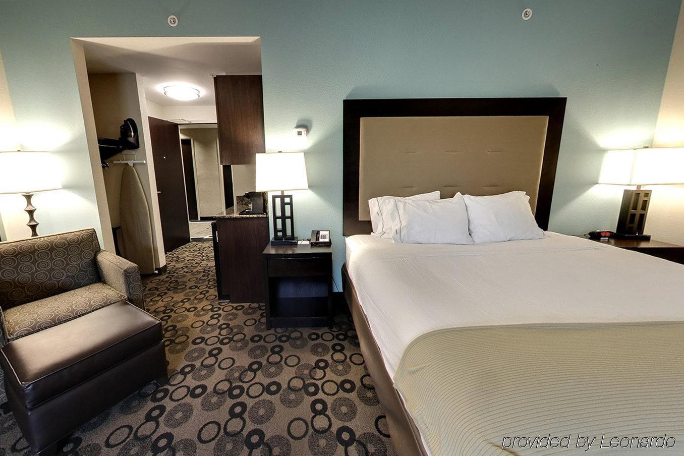 Holiday Inn Express & Suites - Cleveland Northwest By Ihg Zewnętrze zdjęcie
