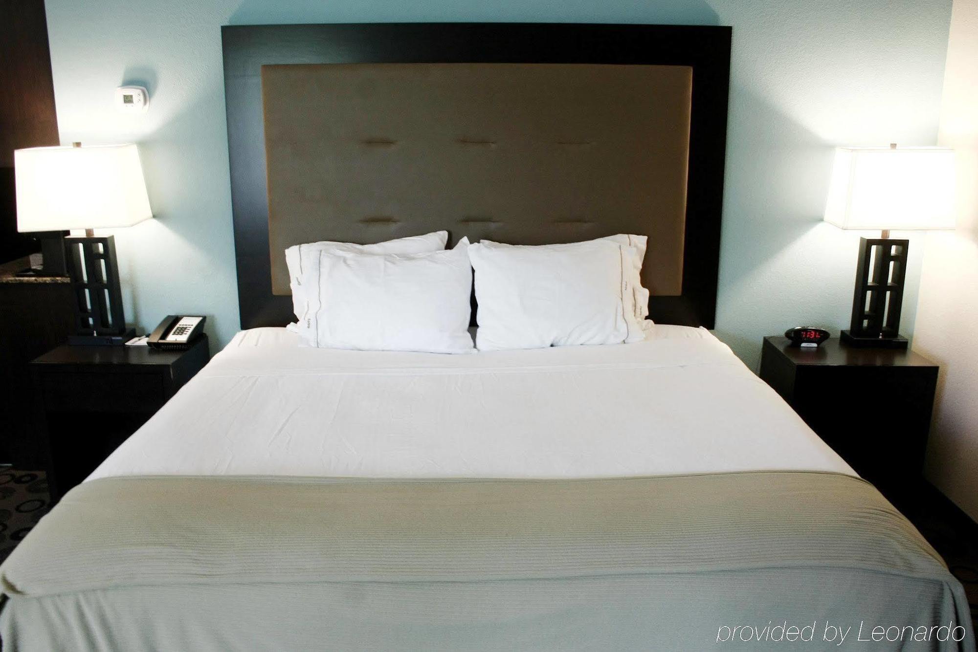 Holiday Inn Express & Suites - Cleveland Northwest By Ihg Zewnętrze zdjęcie
