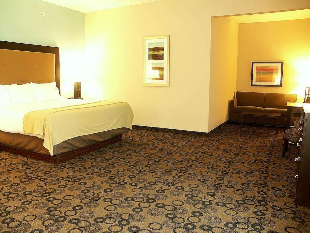 Holiday Inn Express & Suites - Cleveland Northwest By Ihg Zewnętrze zdjęcie