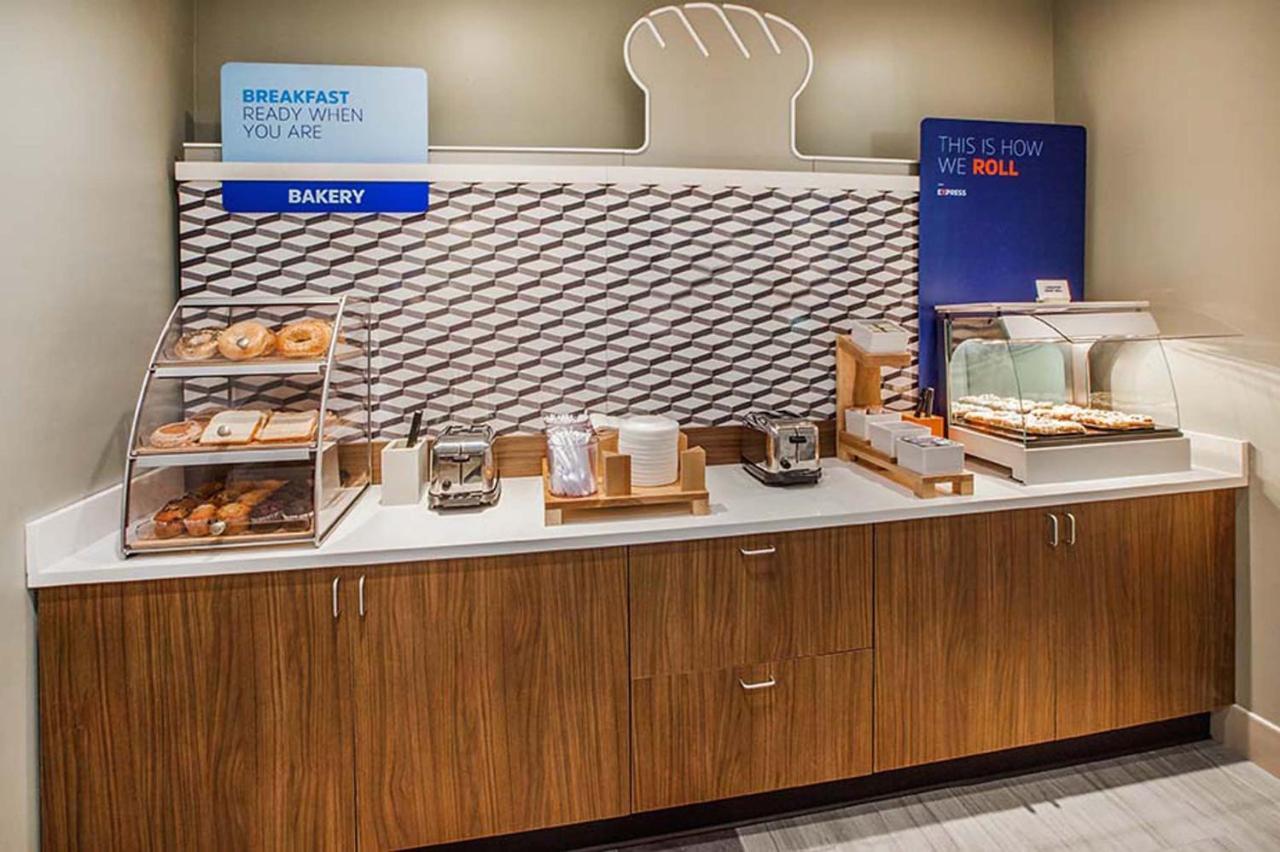 Holiday Inn Express & Suites - Cleveland Northwest By Ihg Zewnętrze zdjęcie